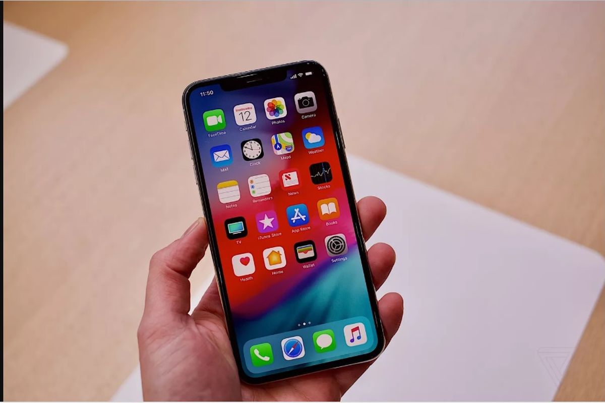 Ketiga iPhone yang dirilis tahun 2018 ini menggunakan prosesor A12 Bionic dengan arsitektur 7nm yang diklaim berkali kali lebih cepat dari prosesor generasi sebelumnya. 