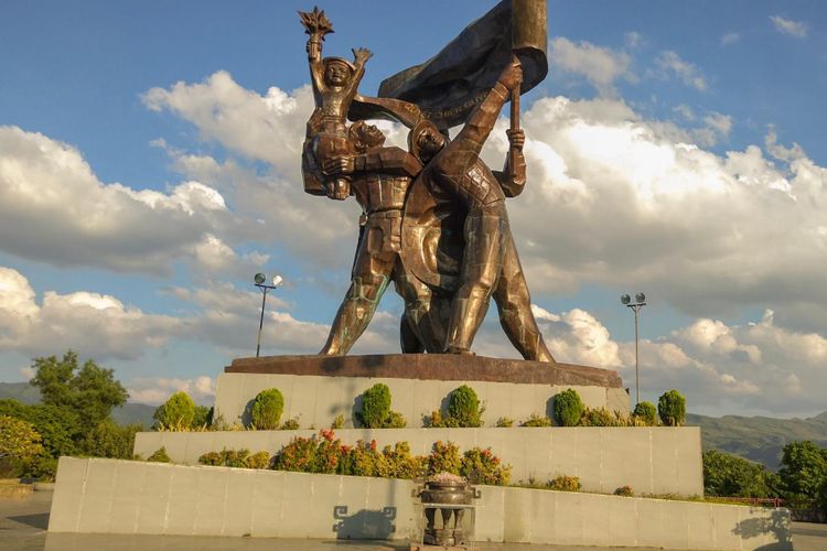 Monumen kemenangan yang memperingati kemenangan Viet Minh atas pasukan Perancis tahun 1954. Monumen ini dibuka pada 2004 untuk memperingati 50 tahun peperangan.