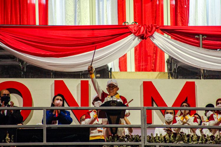Wakil Presiden RI Ma'ruf Amin mencabut keris tanda dibukanya ASEAN Para Games di Stadion Manahan, Solo, Sabtu (30/7/2022) malam WIB.