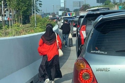 Macet Panjang di Arah Masuk Bandara Soekarno-Hatta, Penumpang Akhirnya Jalan Kaki Sambil Seret Koper