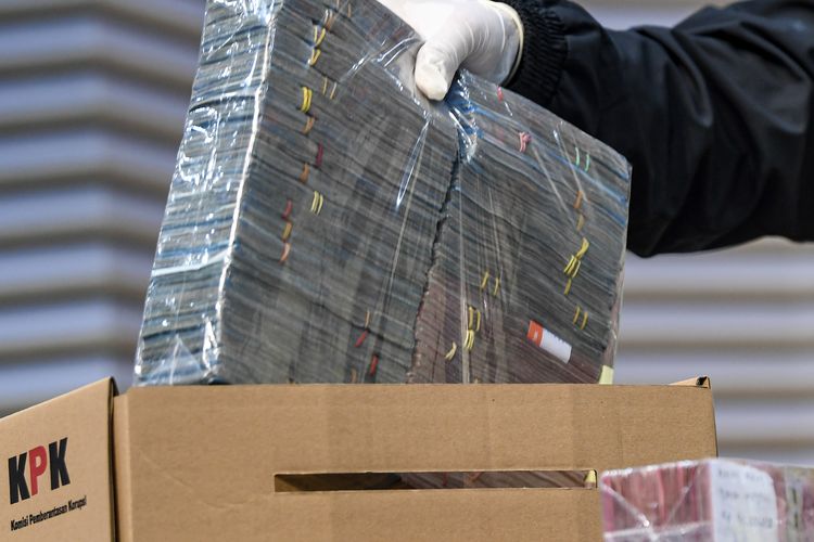 BARANG BUKTI: Petugas KPK menunjukkan barang bukti berupa uang tunai terkait Operasi Tangkap Tangan (OTT) Bupati Pati dan Wali Kota Madiun kepada media di Gedung KPK Merah Putih, Jakarta, Selasa (20/1/2026). KPK melakukan operasi tangkap tangan terhadap Bupati Pati Sudewo terkait kasus dugaan suap jual beli jabatan dengan barang bukti Rp 2,6 miliar, dan Wali Kota Madiun Maidi terkait kasus dugaan suap fee proyek dan dana CSR di Madiun dengan barang bukti Rp550 juta.