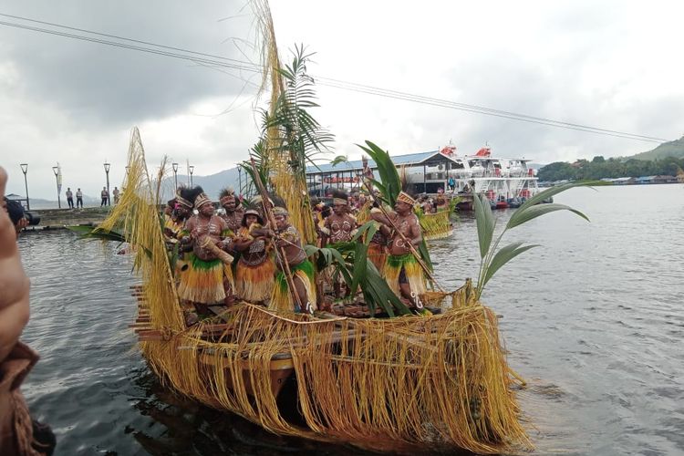 Tarian Isosolo, saat dimainkan di atas perahu yang dihiasi di Danau Sentani, Kabupaten Jayapura disela-sela pembukaan kegiatan Festival Danau Sentani (FDS) ke XIII di Kampung Asei Kecil, Distrik Waibu, Kabupaten Jayapura , Papua, Rabu (5/7/2023).