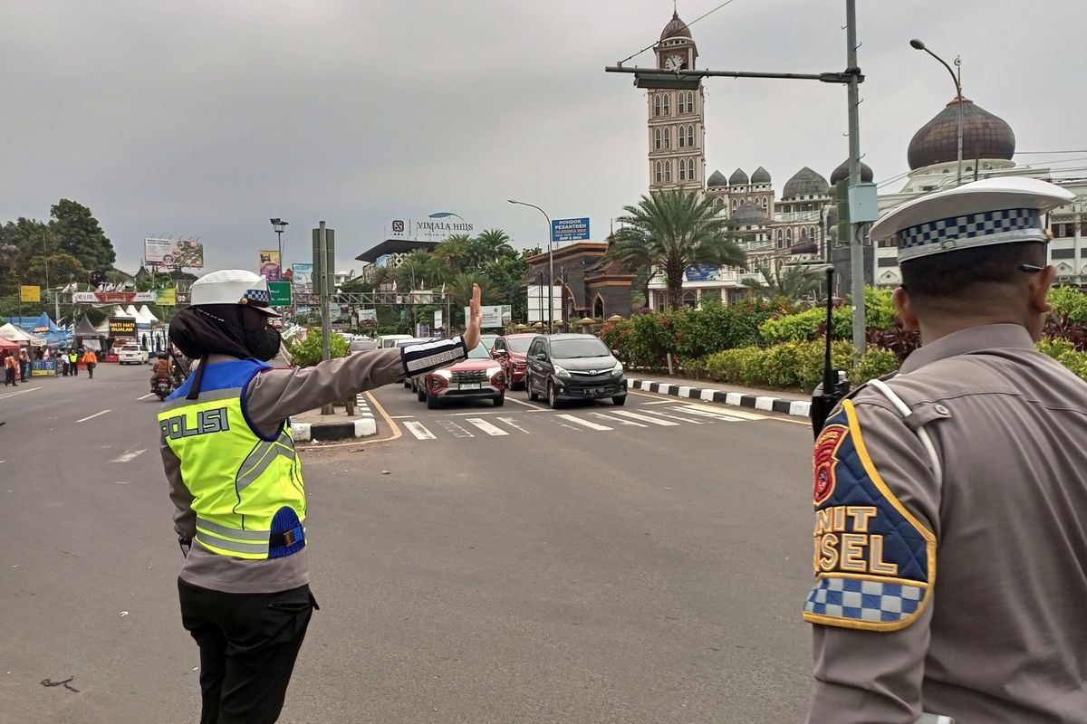 Situasi arus lalu lintas di Puncak Bogor, Jawa Barat, Minggu (23/4/2023).