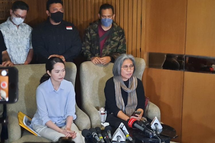 Keluarga Verlita Evelyn saat jumpa pers di Gedung Nusantara II DPR RI pada Senin (6/6/2022) soal adiknya, Justin Frederick, yang mengalami pengeroyokan,. 