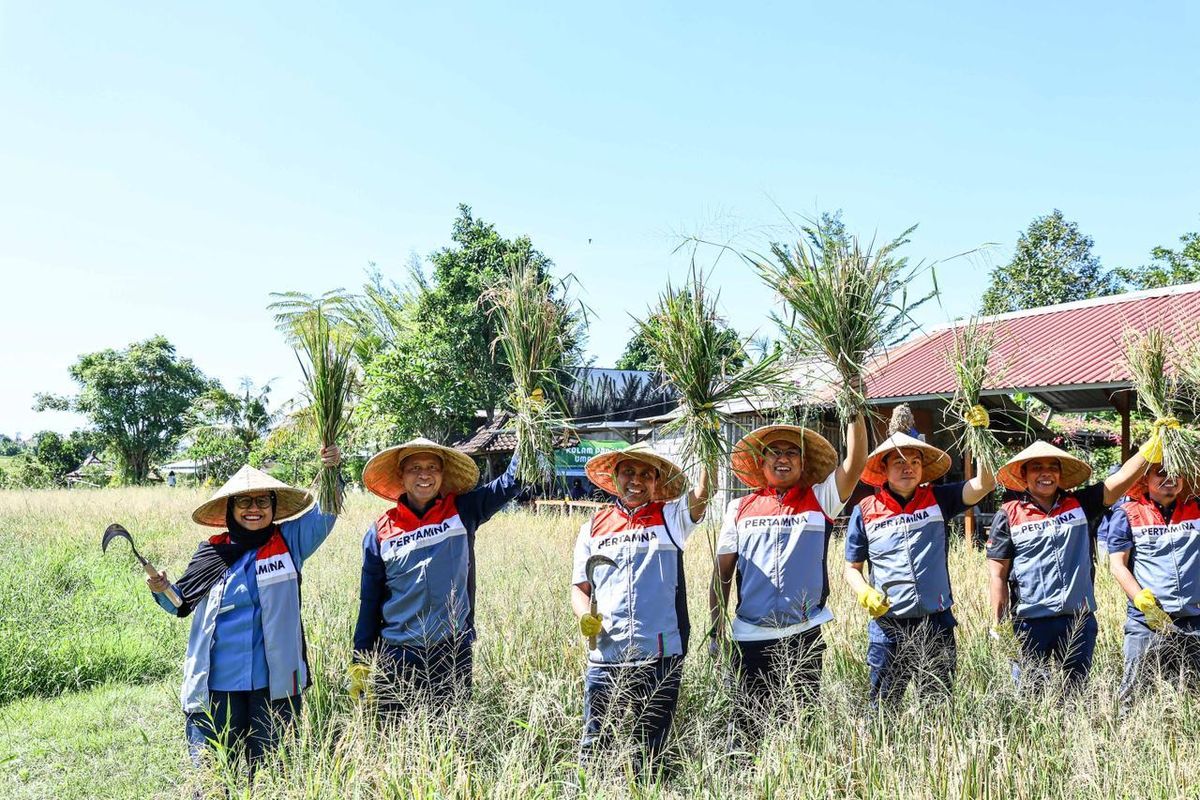 Komisaris Pertamina Nanik S Deyang, Komisaris Independen Pertamina Condro Kirono, Direktur Kelembagaan dan Kepatuhan Pertamina Patra Niaga Kadek Ambara Jaya, Corporate Secretary Pertamina Arya Dwi Paramita, dan jajaran manajemen Pertamina meninjau DEB ?Uma Palak Lestari? di Denpasar Utara, Bali, Sabtu (30/5/2026).