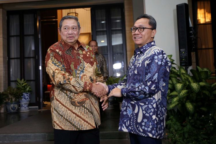 Ketua Umum Partai Amanat Nasional, Zulkifli Hasan tiba di kediaman Ketua Umum Partai Demokrat Susilo Bambang Yudhoyono di Mega Kuningan, Jakarta Selatan, Rabu (25/7/2018).