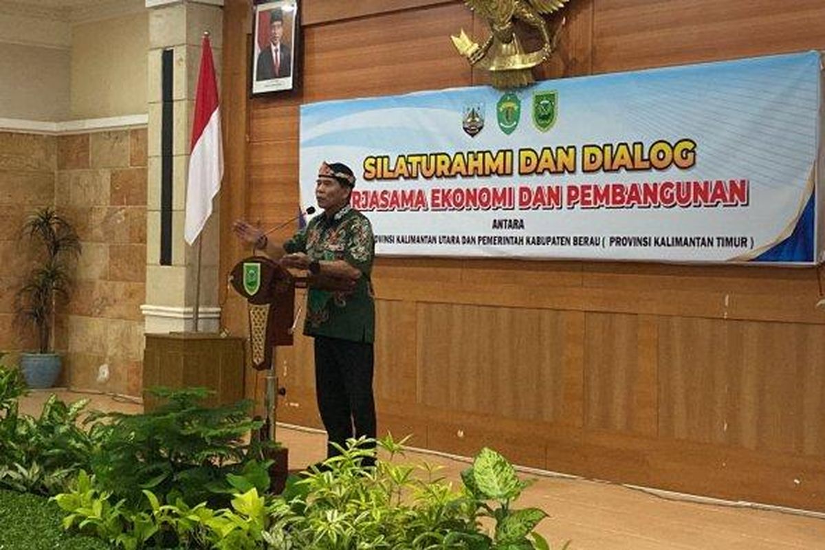 Gubernur Kalimantan Utara (Kaltara) Zainal Paliwang saat menyampaikan materi di silaturahmi dan dialog kerja sama ekonomi dan pembangunan di Berau, Kaltim beberapa waktu lalu 
