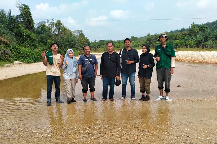 Tim peneliti yang mencakup tenaga ahli arkeologi prasejarah BRIN, ahli geologi Universitas Islam Riau, serta dosen dan mahasiswa Program Studi Arkeologi Universitas Jambi. 