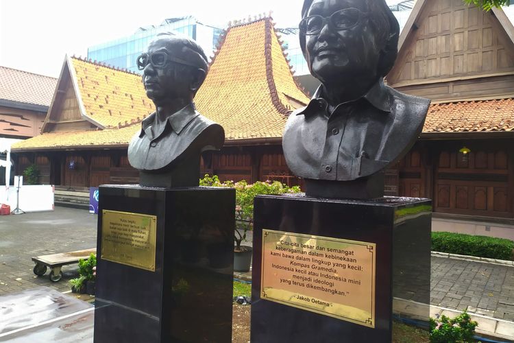 Sosok wartawan senior sekaligus salah satu pendiri Kompas Gramedia, Jakob Oetama, terabadikan dalam wujud sebuah patung setengah badan di Bentara Budaya Jakarta.