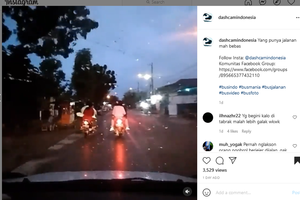 Dua pengendara motor ngobrol sambil mengendarai motor