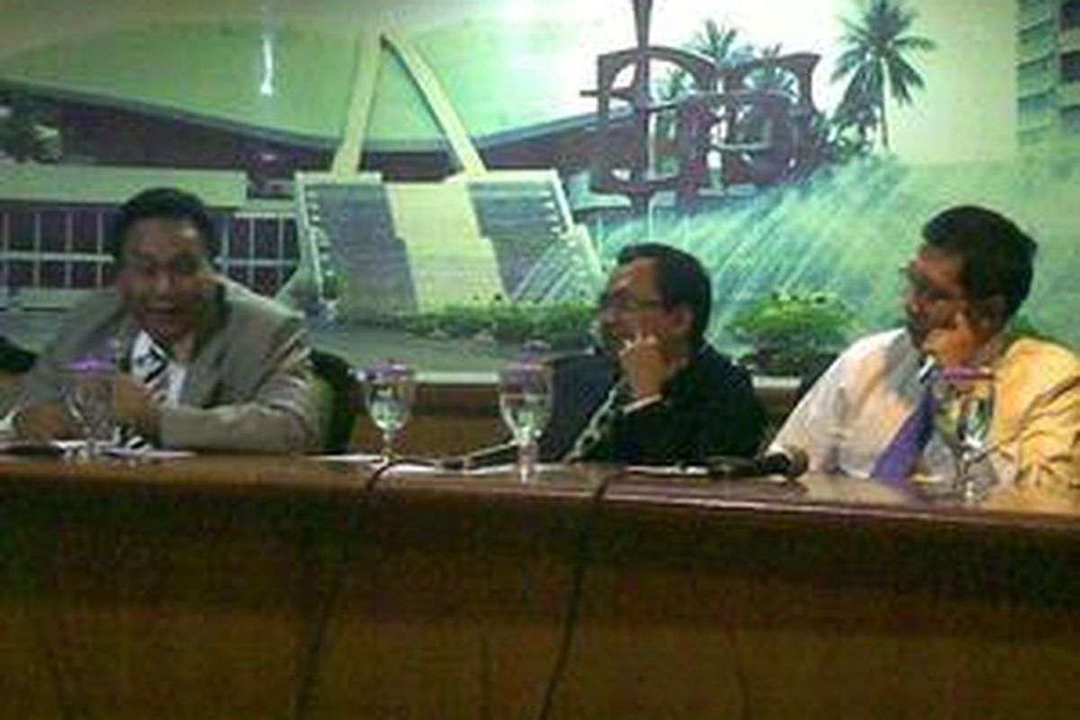 Diskusi mingguan menanggapi Pidato Kenegaraan Presiden SBY, Jumat (14/8), di Gedung DPR, Jakarta, menghadirkan Sekretaris Fraksi PDI-P, Bambang Wuryanto (kiri), Ketua Fraksi Partai Golkar, Priyo Budi Santoso (tengah) dan Ketua Fraksi PPP Lukman Hakim Saifuddin (kanan).