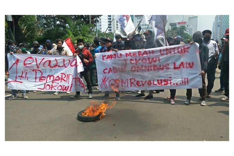 Massa dari Gerakan Muda Soekarno di Patung Kuda, Jalan Merdeka Barat, Jakarta Pusat, Selasa (20/10/2020).