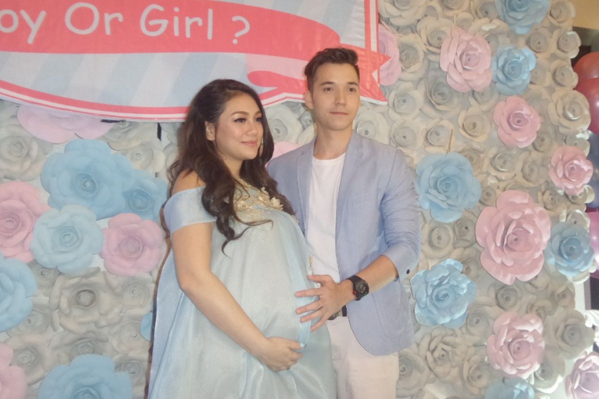 Celine Evangelista dan Stefan William ditemui setelah menggelar acara baby shower atau tujuh bulanan di Arion Swiss-Belhotel Kemang, Jakarta Selatan, Minggu (20/8/2017).