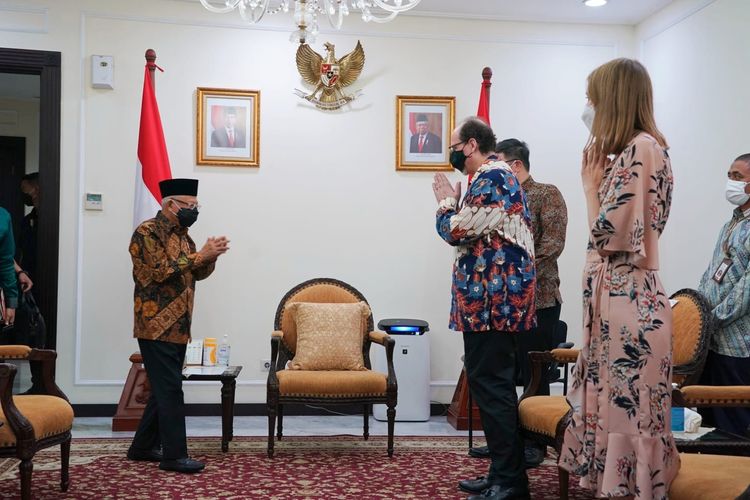 Wakil Presiden Ma'ruf Amin menerima audiensi Duta Besar Kerajaan Spanyol untuk Indonesia Francisco Aguilera Aranda di Kantor Wakil Presiden, Senin (18/4/2022).