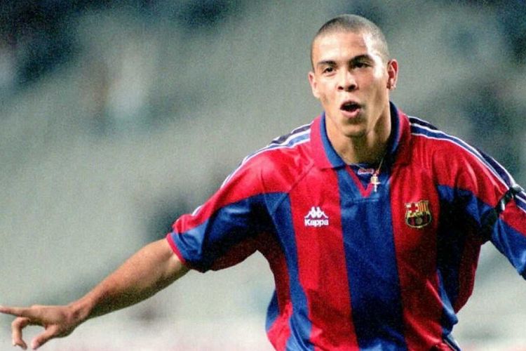 Ronaldo Nazario bergabung dengan FC Barcelona pada awal musim 1996-1997 dari PSV Eindhoven dengan harga 19,5 juta euro yang menjadi rekor transfer dunia ketika itu.
