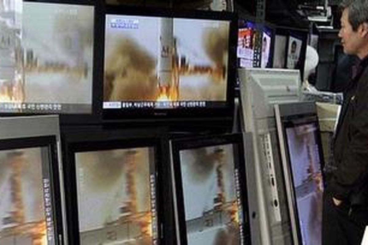 Seorang pria Korea Selatan menonton file video dari peluncuran rudal Korea Utara di Seoul. Peluncuran roket Korea Utara itu berujung kegagalan pada Jumat (13/4/2012) pagi. Roket tersebut pecah berkeping-keping di atas Laut Kuning.