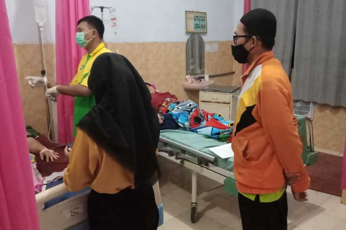 Kondisi warga Desa Sekaran, Kecamatan Kasiman, Kabupaten Bojonegoro, Jawa Timur, yang sedang mendapatkan perawatan medis di Puskesmas Kasiman.
