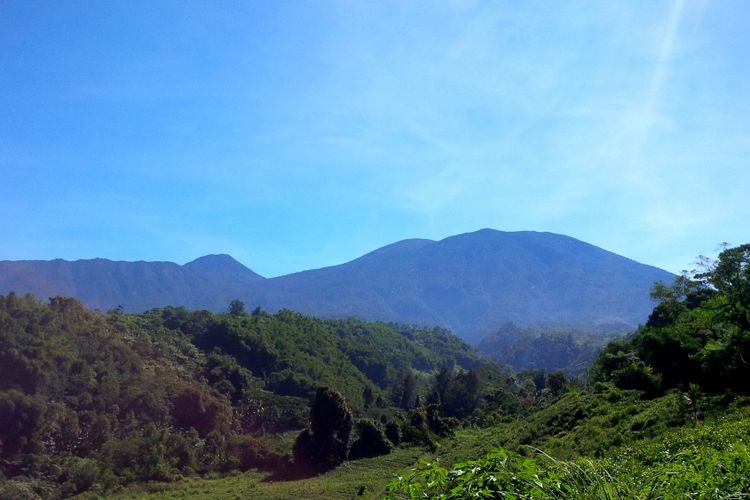 Pemandangan gususan Gunung Gede Pangrango lereng selatan dilihat dari Selabintana, Sukabumi, Jawa Barat, Jumat (1/6/2018). Dari kanan ke kiri, Gunung Gumuruh, Gede Pangrango, dan Masigit.