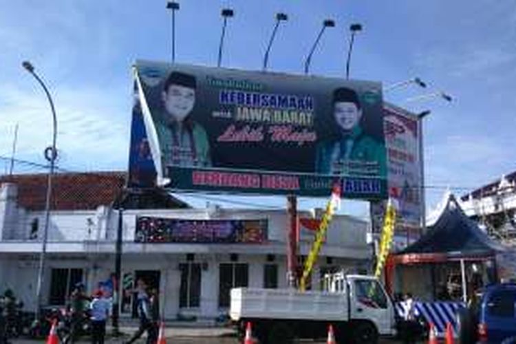 Baliho bergambar Bupati Tasikmalaya Uu Ruzhanul Ulum untuk Jawa Barat beserta calon wali kota Tasikmalaya Budi Budiman dibongkar paksa di kawasan Simpang Lima, Kota Tasikmalaya, Rabu (28/12/2016).