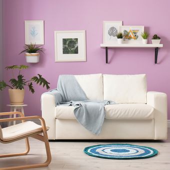 Ilustrasi ruang tamu dengan dinding warna ungu. 