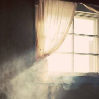 Bau asap rokok di dalam rumah 