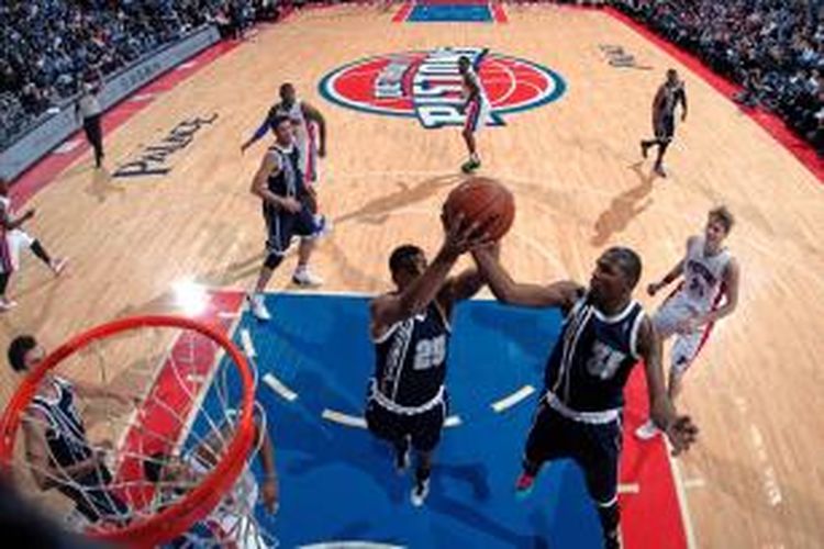 Pebasket Oklahoma City Thunder, Thabo Sefolosha (25) dan Kevin Durant (35) melakukan rebound saat timnya menghadapi Detroit Pistons di The Palace of Auburn Hills, Michigan, Jumat (8/11/2013).