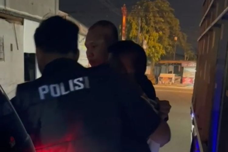 Petugas kepolisian saat menangkap salah satu pelaku penimbunan BBM subsidi jenis solar, di Pekanbaru, Riau, Kamis (14/3/2024).