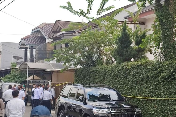 Anggota polisi kembali mendatangi rumah dinas Irjen Ferdy Sambo di Duren Tiga, Pancoran, Jakarta Selatan, Senin (1/8/2022). 