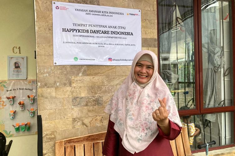 Eka (46), ibu bekerja yang berprofesi sebagai guru BK, saat ditemui di HappyKids Daycare cabang Sukatani, Tapos, Kota Depok, Kamis (4/12/2025).