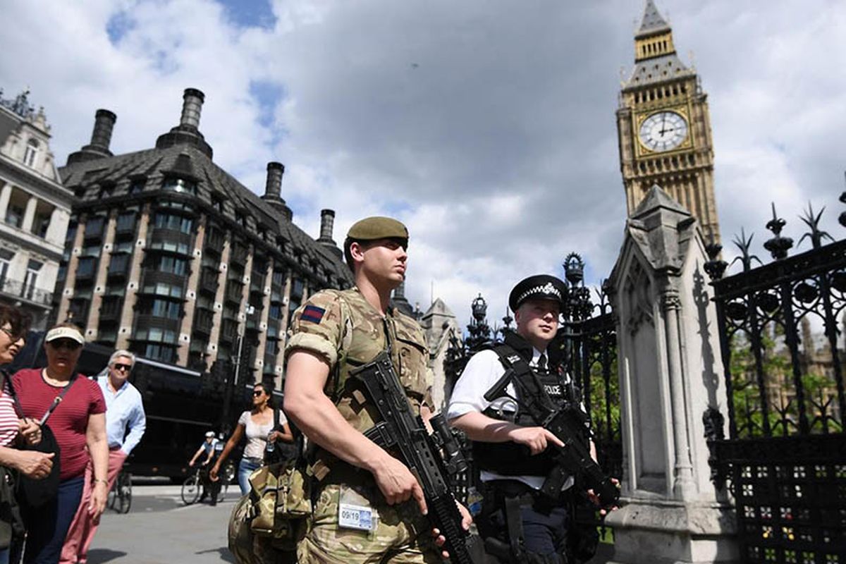 Polisi dan tentara Inggris berjaga di kawasan London. Warga Inggris menjadi salah satu yang paling mencemaskan akan terjadinya serangan teror di negara mereka pada tahun ini.