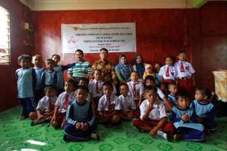 Foto bersama peserta didik di Community Learning Center (CLC) Ladong dengan Konsul Jendral KJRI Kuching, Jahar Gultom (batik cokelat) usai rangkaian persemian di kompleks perumahan pekerja Tradewins Plantation Berhad, Sarawak Malaysia (25/7/2016)