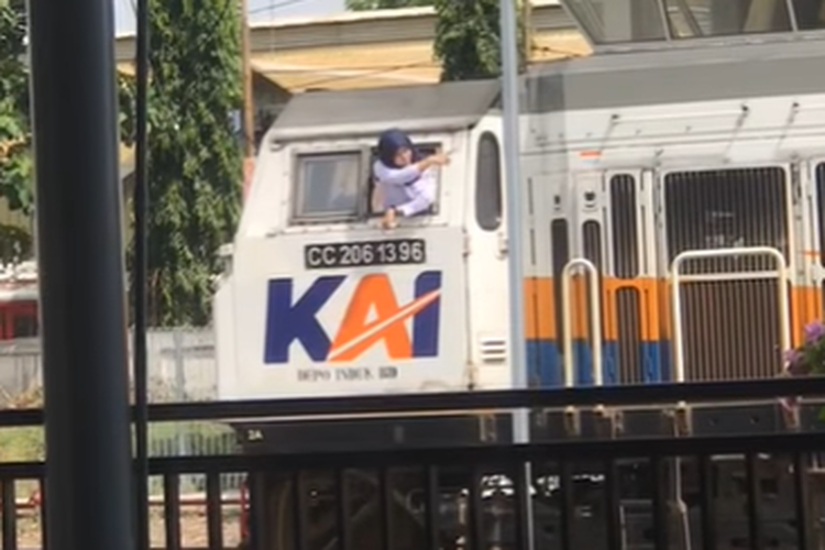 Tangkapan layar unggahan video yang memperlihatkan aksi calon asisten masinis perempuan melakukan tunjuk-sebut memberangkatkan kereta api.