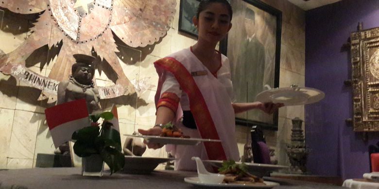 Seorang pelayan di Hotel Tugu, Kota Malang saat menyajikan menu masakan khas India, Selasa (24/4/2018).