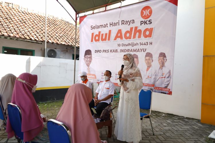 Anggota Komisi IX DPR RI Netty Prasetiyani Aher dalam acara pemotongan hewan kurban untuk memperingati Hari Raya Idul Adha 1433 Hijriah di Indramayu, Jawa Barat, Minggu (10/7/2022). 
