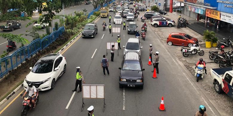 Petugas Satuan Lalu Lintas (Satlantas) Polresta Pekanbaru mulai melakukan pemeriksaan terhadap pengendara sehari sebelum PSBB di Kota Pekanbaru,  Riau, dalam rangka mencegah wabah Covid-19, Kamis (16/4/2020).