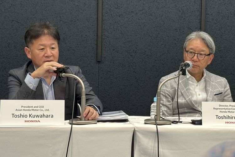 Presiden dan CEO Honda Motor Co Ltd Toshihiro Mibe (kanan) dan Wakil Presiden Honda Motor Co., Ltd. sekaligus Presiden & CEO Asian Honda Motor Co., Toshio Kuwahara di Tokyo, jumat (31/10/20250.