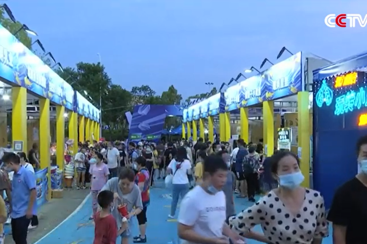 Pengunjung memadati Festival Bir Wuhan, China, di tengah pandemi virus corona.