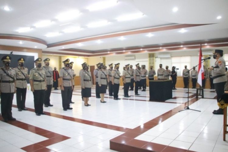 Kapolda Sulut Irjen Pol Mulyatno memimpin upacara serah terima jabatan (sertijab) dua pejabat utama dan enam kapolres jajaran Polda Sulut, Rabu (6/7/2022) pagi, di ruang Tribrata Mapolda.