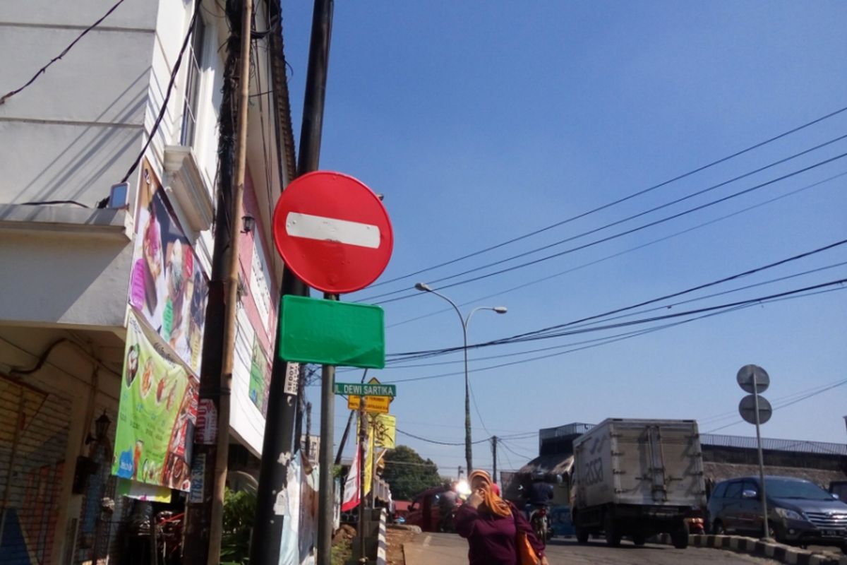 Rambu lalu lintas penanda jalan satu arah yang tampak sudah mulai dipasang di Jalan Dewi Sartika, Depok, Jumat (28/7/2017). Jalan Dewi Sartika di Depok akan mulai diuji coba menjadi jalan satu arah pada Sabtu (29/7/2017) akhir pekan ini. Ujicoba akan berlangsung selama sepekan untuk kemudian dievaluasi kembali efektivitasnya.