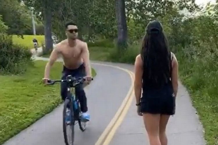 Detik-detik ketika seorang pria bersepeda muncul dengsan meludahi serta melontarkan ucapan pelecehan rasial kepada seorang wanita Tionghoa. 