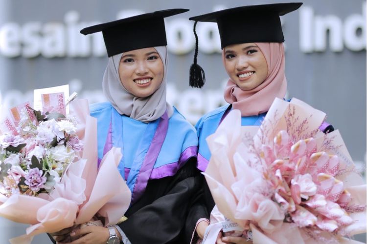 Saudara kembar bernama Husna Dinda Zulfana dan Nuri Dinda Zulfana lulus bareng dari bangku kuliah Institut Teknologi Sepuluh Nopember (ITS) pada Wisuda ke-125 ITS.