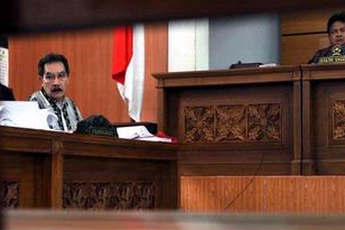 Terpidana kasus pembunuhan berencana terhadap Nasrudin Zulkarnaen, Antasari Azhar, menjalani sidang perdana Peninjauan Kembali perkaranya, di Pengadilan Negeri Jakarta Selatan, Selasa (6/7/2011). 