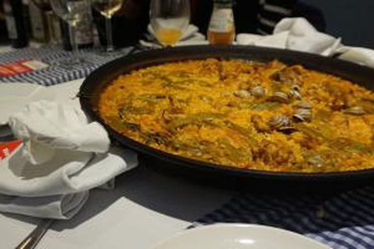 Paella, kuliner khas Spanyol, siap disantap.