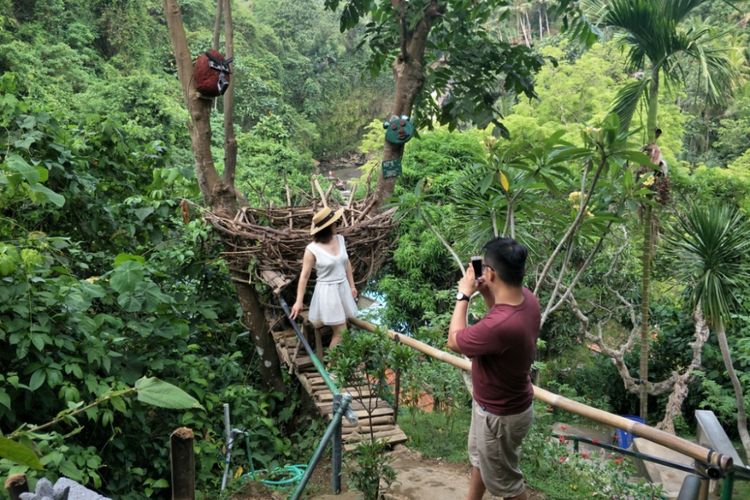 Spot instagramable di Tegenungan Waterfall yang terletak di Desa Kemenuh, Kecamatan Sukawati, Kabupaten Gianyar, Bali. 