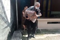 Bikin Haru, Aksi Polisi di Sukoharjo Gendong Lansia untuk Divaksin Covid-19