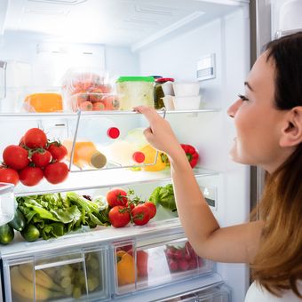 Ilustrasi kulkas, menyimpan makanan di kulkas.