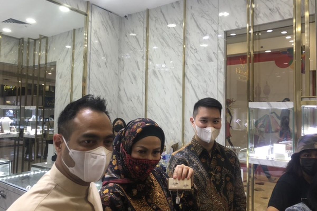 Venna Melinda (kanan) dan Ferry Irawan (kiri) di kawasan Mall Artha Gading, Jumat (25/2/2022).