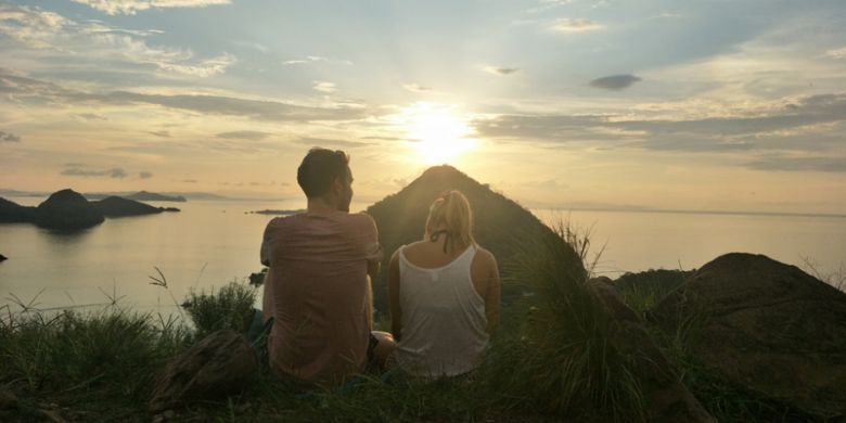 Wisatawan asing menikmati keindahan senja di Bukit Cinta, Labuan Bajo, Nusa Tenggara Timur, Jumat (15/2/2019).