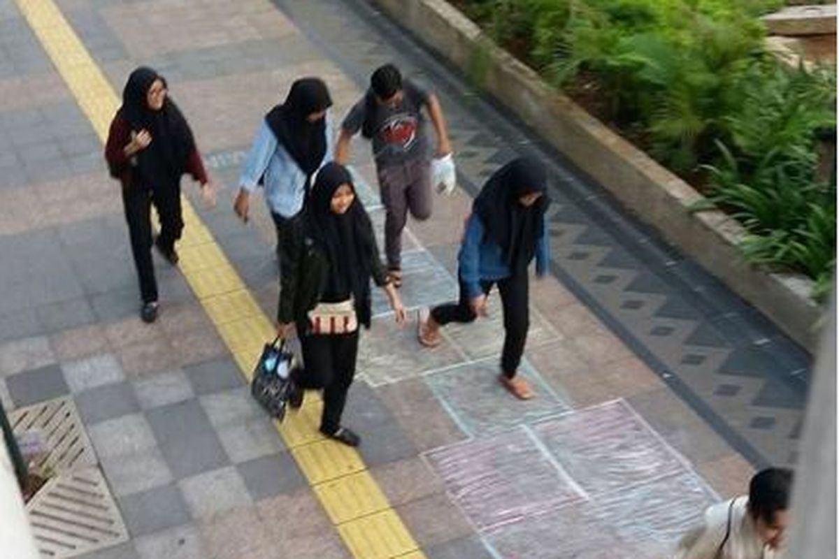 Sejumlah orang menjajal eksperimen di trotoar kawasan Dukuh Atas, Jakarta, dari komunitas Koalisi Pejalan Kaki.