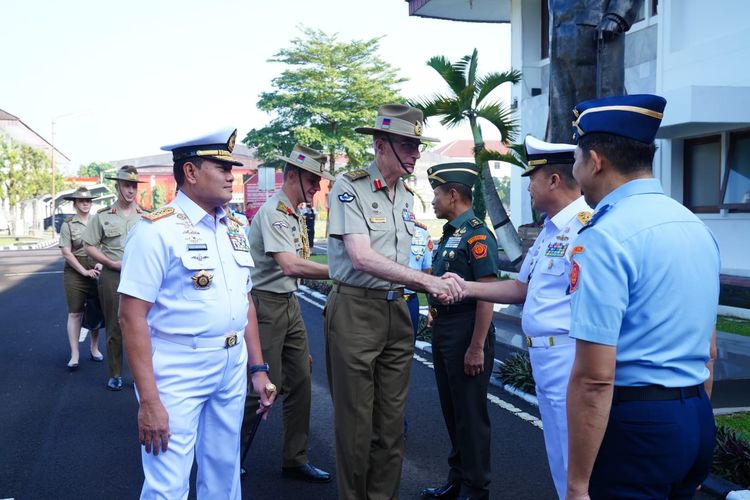 Panglima TNI Laksamana Yudo Margono bertemu Panglima Angkatan Bersenjata Australia Jenderal Angus Campbell.  Keduanya memimpin sidang ke-11 Australia-Indonesia High Level Committee (AUSINDO HLC) 2023 di Aula Serasa, Sekolah Staf dan Komando (Sesko) TNI, Bandung, pada Rabu (5/7/2023).